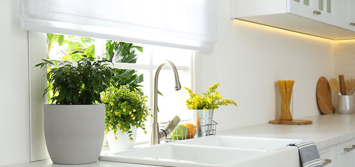 dekoracje okna w kuchni