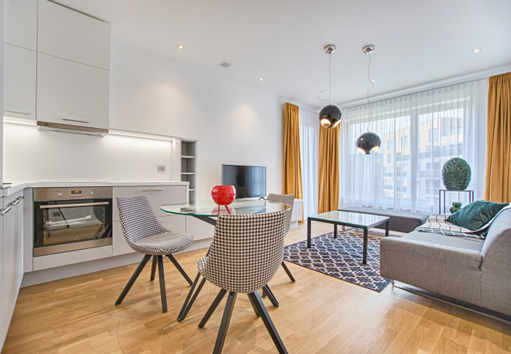 firany i zasłony na jednym karniszu