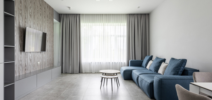 firany i zasłony na jednym karniszu