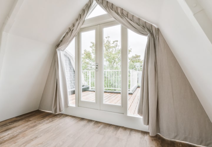 Jak zamontować karnisz na skosach