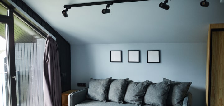 Jak zamontować karnisz na skosach