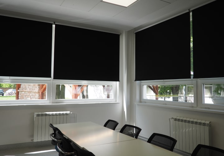 Rolety termoizolacyjne zawieszone w biurze, gdzie widać, że są warte swej ceny