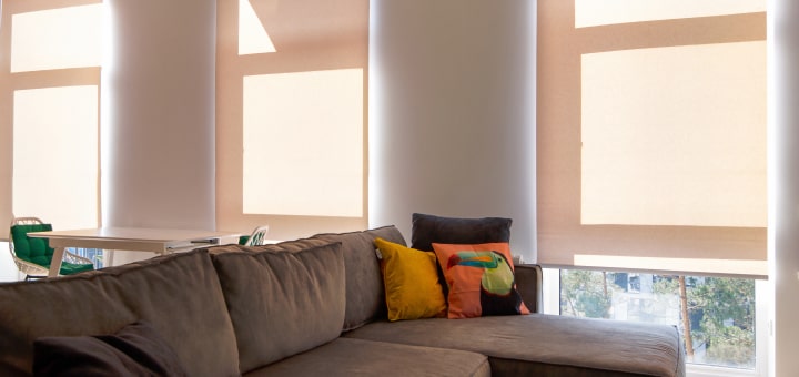 rolety zaciemniające zawieszone w salonie, gdzie widać, że warto je kupić za taką cenę
