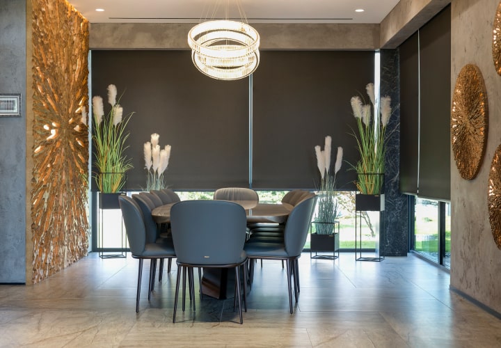 rolety zaciemniające zawieszone w ładnym salonie, gdzie widać, że są warte swej ceny